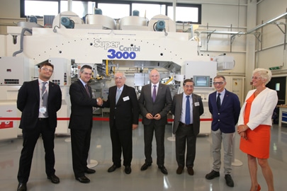 Diego Donoso, Global Business President Dow Packaging & Specialty Plastics (Zweiter von links) und Antonio Cerciello, Eigentümer der Nordmeccanica Group (Dritter von links) besiegeln ihre Kooperation mit einem Handschlag