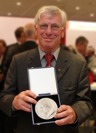 Siegbert Holderried, seit 2006 Ehrenmitglied des VDD, ist im Alter von 74 Jahren verstorben, drupa