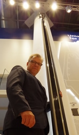 Henrik Kristensen, Vizepräsident von Tresu Ancillary, zeigt die 6 Meter breite Kammerrakel aus Karbonfaser